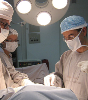 Foto Dr. Jacintho Sanchez em cirurgia